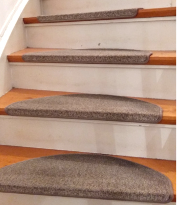 Teppich schuetzt den Boden und Treppenbelag und verhindert das Ausrutschen auf den Treppenstufen