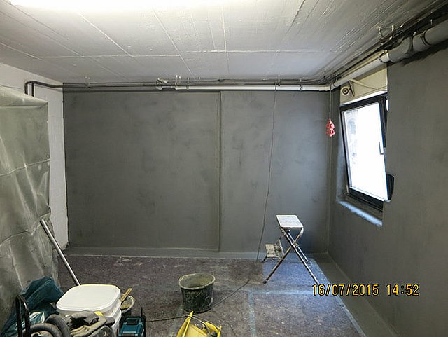Die Wände werden mit einer 2-lagiger Dichtungsschlämme beschichtet. Diese verhindert, dass Feuchtigkeit weiter durch die Wand ins Rauminnere gelangt.