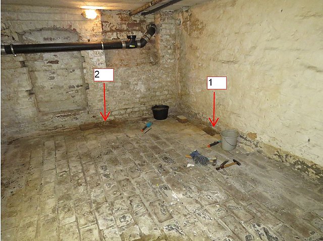 In einem der zu sanierenden Kellerräume war nicht nur das rohe Ziegelmauerwerk sichtbar sondern auch noch einige Löcher im Boden.
