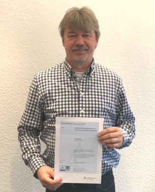 Fachberater für Baufeuchteschäden mit TÜV Rheinland geprüfter Qualifikation. Kai Petersen des ISOTEC-Fachbetriebs Abdichtungstechnik Petersen hat die Prüfung bestanden.