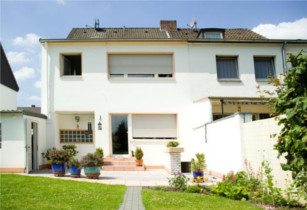Waermedaemmung zur Wertsteigerung Eine Waermedaemmung beeinflusst positiv den Energieausweis und den Verkaufspreis des Hauses.