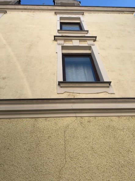 Fassadenrisse am Bauwerk in Augsburg