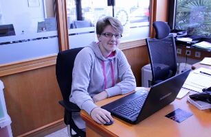 Schülerpraktikantin Alisa Deiters im Büro der Abdichtungstechnik Gehrmeyer in Greven