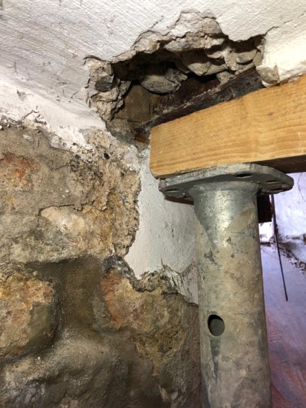 Hohlräume im Keller werden entdeckt- marode Träger unterstützt