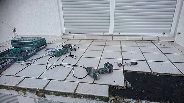 Entfernen des alten Fliesenbelags Die alten Fliesen und Altbeschichtungen werden von der Balkonoberseite entfernt