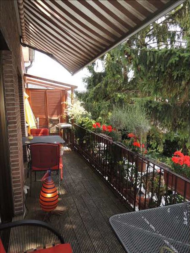 Ein gemütlicher Balkon oder eine idyllische Terrasse steigern im Sommer die Lebensqualität.