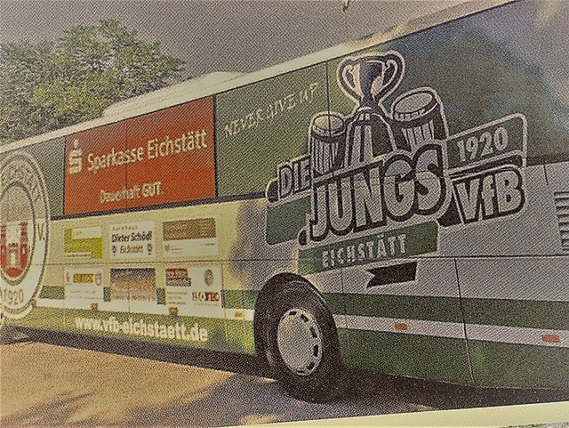 Ein richtiger Hingucker, ist der VFB Bus, ermöglicht durch die Unterstützung zahlreicher Sponsoren Bus für die Bayernliga Kicker des VFB Eichstätt