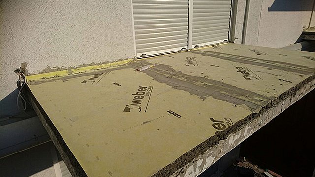 Einbauen eines Gefälleestrichs und verlegen von Dicht- und Entkopplungsbahnen Einbauen eines Gefälleestrichs und verlegen von Dicht- und Entkopplungsbahnen auf dem Balkon