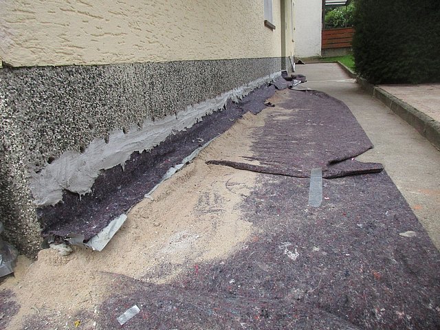 Einbau einer nachträglichen Sperre gegen aufsteigende Feuchtigkeit Nachträgliche Horizontalsperre auf Geländeoberkante