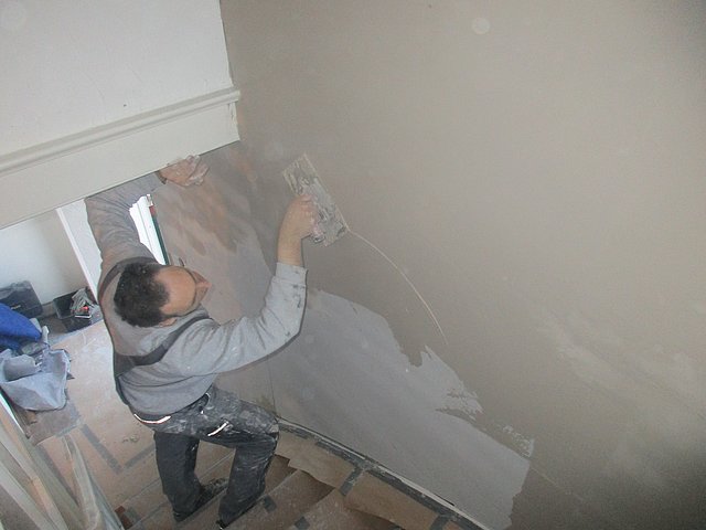 Nachdem die kalten Wände mit ISOTEC-Klimaplatten gedämmt wurden, werden sie im letzten Arbeitsschritt mit einer Kalkglätte verputzt