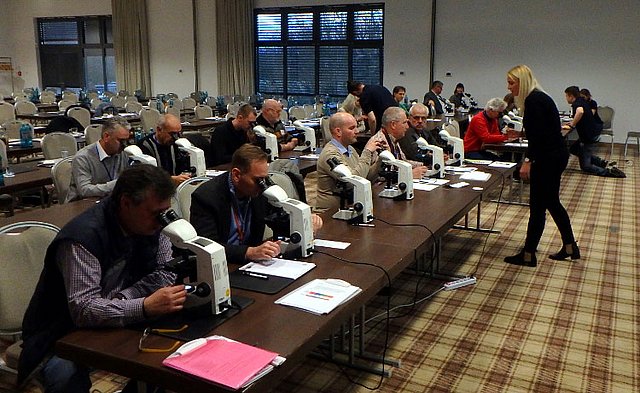 ISOTEC Teilnehmer Deutscher Schimmelpilztag 2017 mit Mikroskop