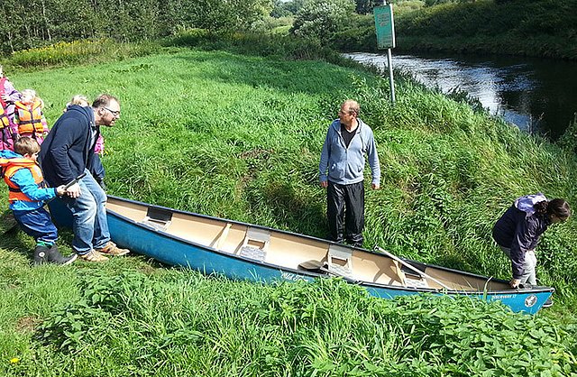Gleich geht´s los! Das Kanu wird zu Wasser gelassen