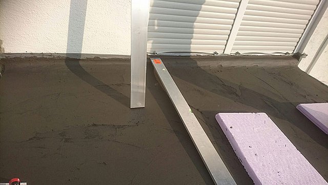 Balkonabdichtung mit zwei Schichten Kombiflexabdichtung Die Balkonabdichtung wird mit zwei Schichten Kombiflexabdichtung ausgeführt