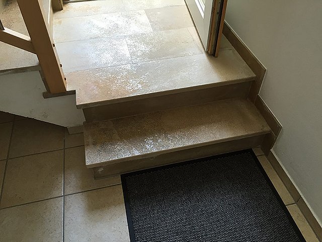 Feuchtigkeitsschaden am Treppenabgang mit Sollnhofer Platten
