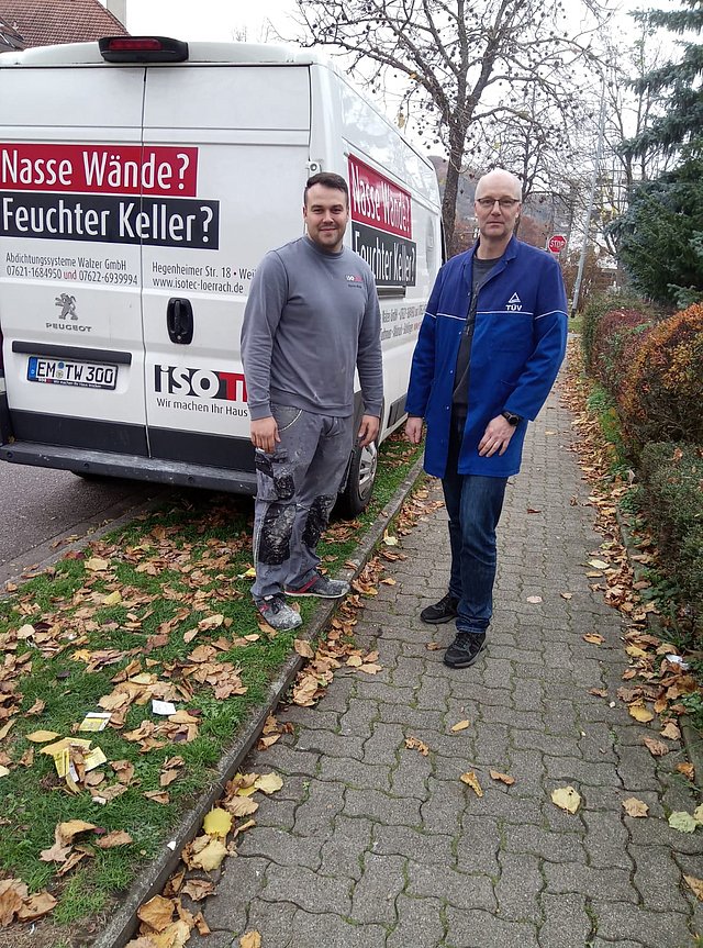 Mitarbeiter Kevin Walz mit Prüfer Herrn Nolden