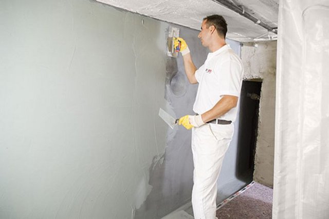 Sanierputz gegen Salzausblühen an der Wand