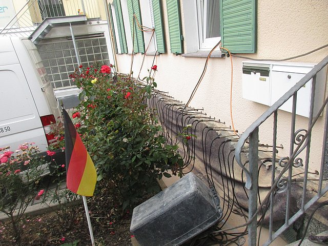 Trocknung der Mauer mit Heizstäben Trocknen der Mauer bei einer nachträglichen Horizontalsperre