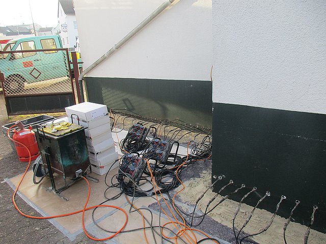 Austrocknung des Mauerwerks bei der ISOTEC Horizontalsperre mit Heizstäben Bei der ISOTEC Horizontalsperre wird erst das Mauerwerk mit Heizstäben getrocknet, bevor heißes Paraffin eingefüllt wird