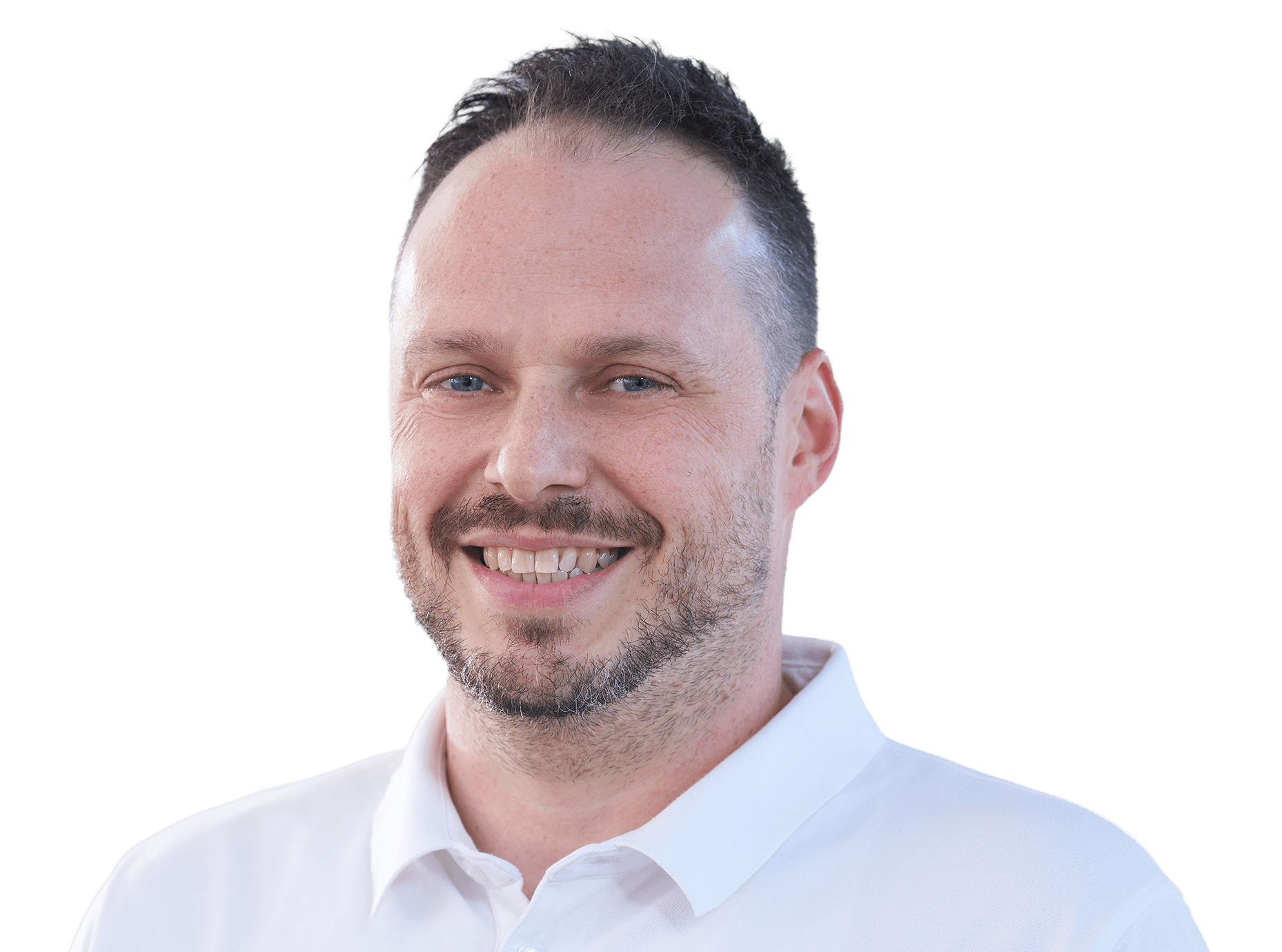 Porträt eines lächelnden ISOTEC Mitarbeiters im weißen Poloshirt