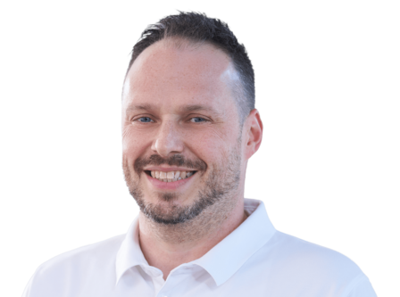 Porträt eines lächelnden ISOTEC Mitarbeiters im weißen Poloshirt