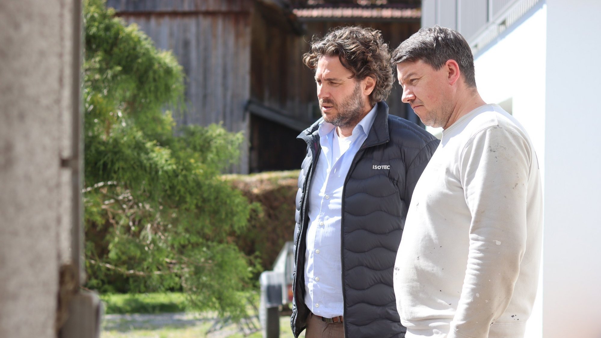 ISOTEC Mitarbeiter und Handwerker begutachten Gebäudebereich im Freien