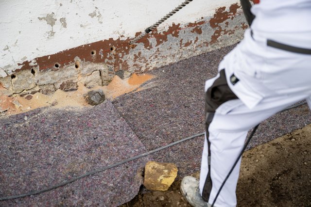 Der ISOTEC-Experte bohrt die Bohrlöcher in die Außenwand