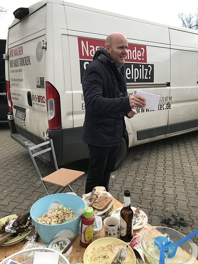 Chef hält Weihnachtsansprache Chef hält Weihnachtsansprache