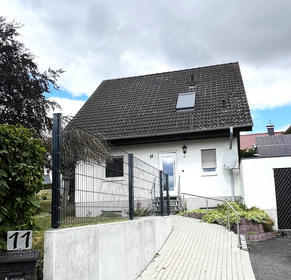 Einfamilienhaus mit dunklen Dachpfannen idyllisch gelegen am Möhnesee