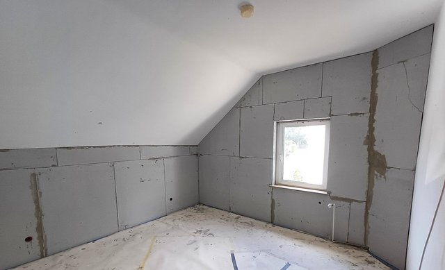 Raum mit montierten hellen Platten und verfugten Wandstößen