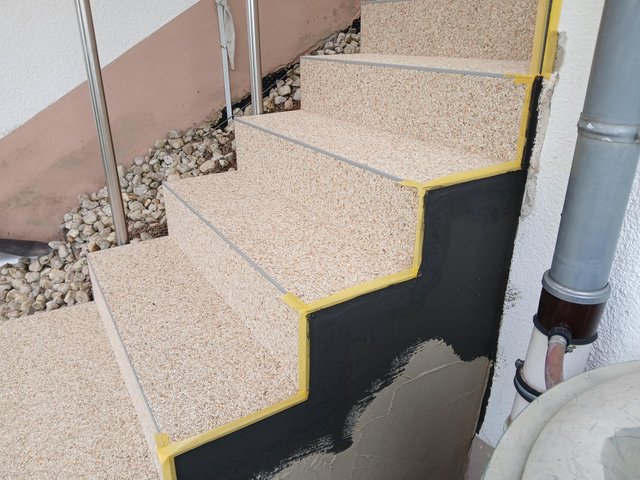 Treppensockel mit schwarzer Masse und abgeklebten Kanten, Nahaufnahme