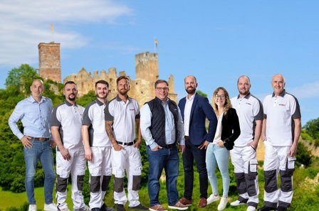 ISOTEC Team vor Burgruine im Freien