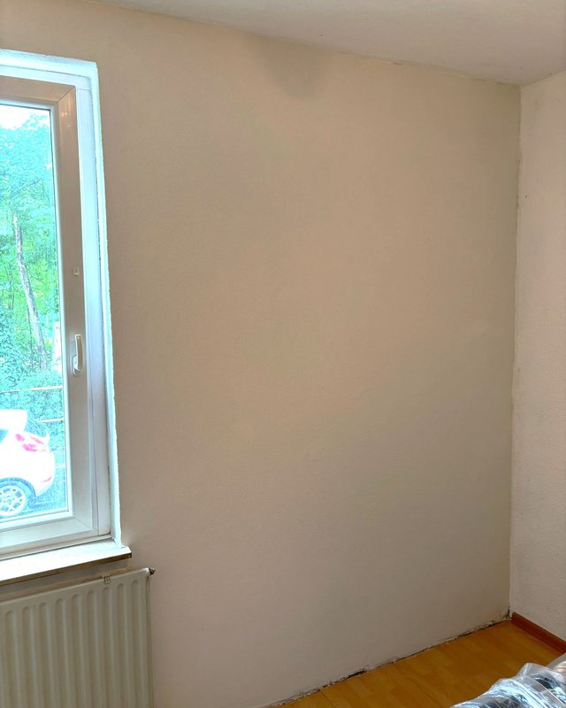Leere Zimmerwand neben Fenster, Nahaufnahme
