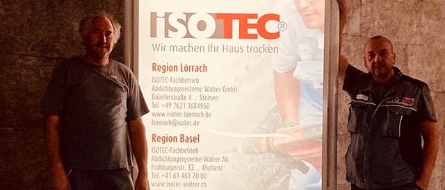 Dietmar Feix und Alexander Gross vor unserem neuen Werbeschild Dietmar Feix und Alexander Gross setzen unser neues ISOTEC Werbeschild in einer Tiefgarage in Lörrach in Szene