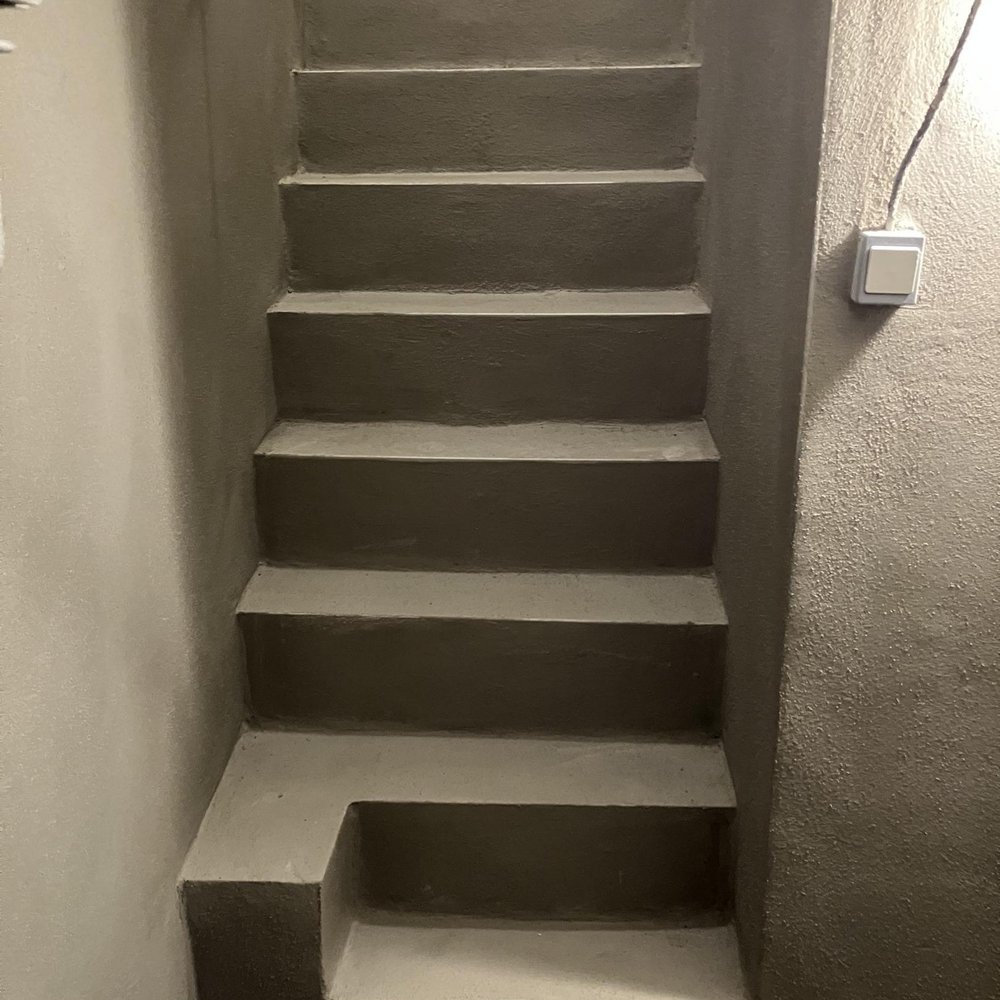 Grau beschichtete Treppe in einem Kellerraum