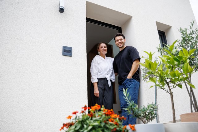 Stuttgarter Familie freut sich über die erfolgreiche Sanierung ihres Altbau-Kellers.