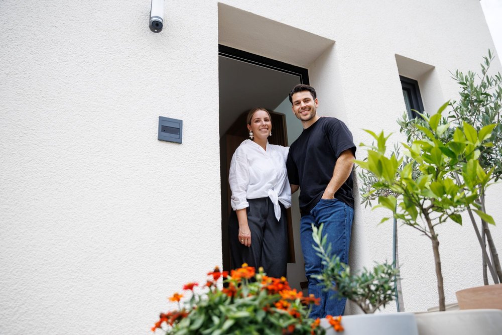 Stuttgarter Familie freut sich über die erfolgreiche Sanierung ihres Altbau-Kellers