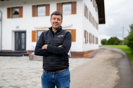 ISOTEC Mitarbeiter steht vor Gebäude im Außenbereich