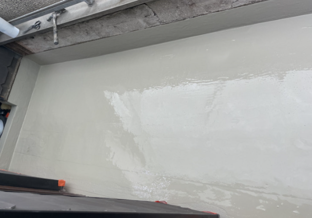 Glatte helle Wandfläche mit frischer glänzender Beschichtung, Nahaufnahme