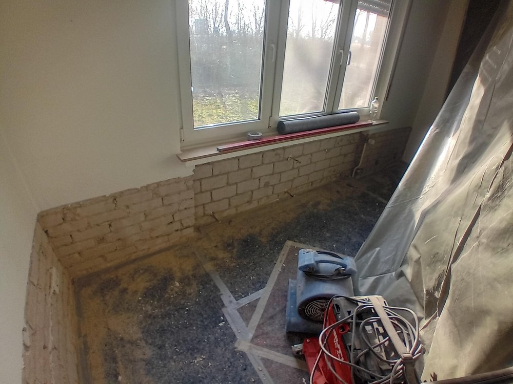 Einfamilienhaus Lünne Horizontalsperre Bohrungen freigelegte Wand unter Fenster