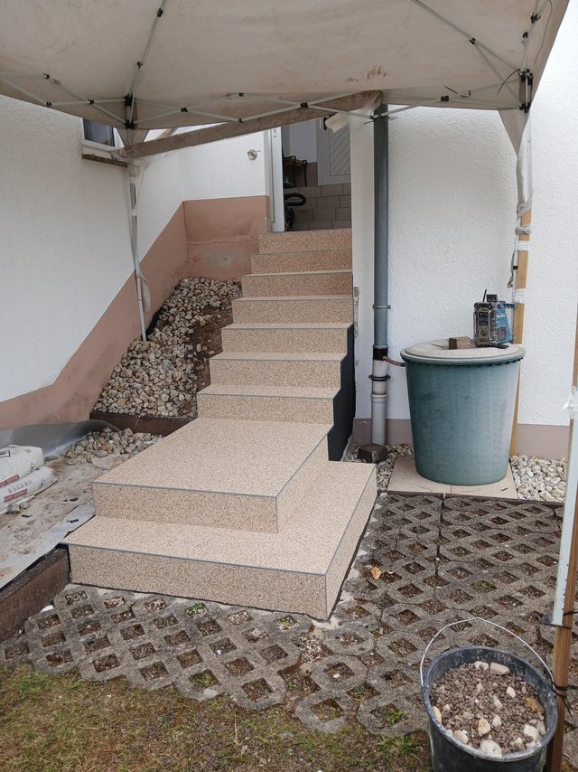 Neu verflieste Außentreppe vor Hauseingang unter Pavillon