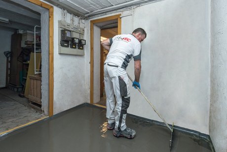 Saneamiento del suelo del sótano ISOTEC Paso 3 Capa protectora Saneamiento del suelo del sótano ISOTEC Paso 3 Capa protectora