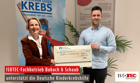 ISOTEC Team übergibt großen Spendencheck in Innenraum.