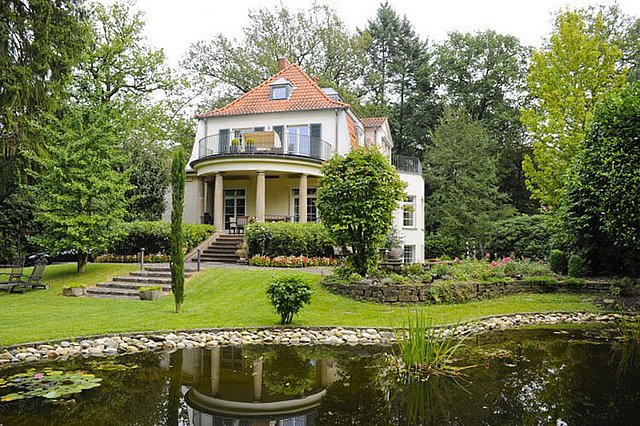 Großes Wohnhaus mit gepflegtem Garten und Teich im Grünen