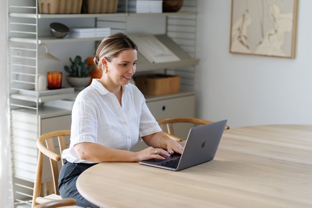 Nadine Weber an ihrem Laptop