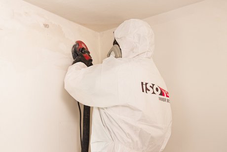 Schimmelpilzbefallenes Material entfernen und entsorgen