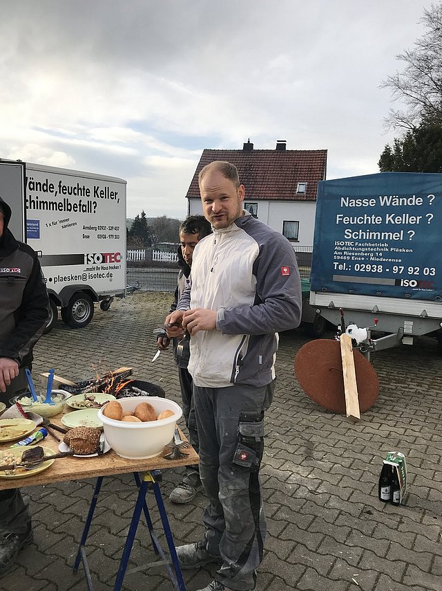 Björn am Buffet draußen auf dem Vorplatz der Firma Björn am Buffet draußen auf dem Vorplatz der Firma