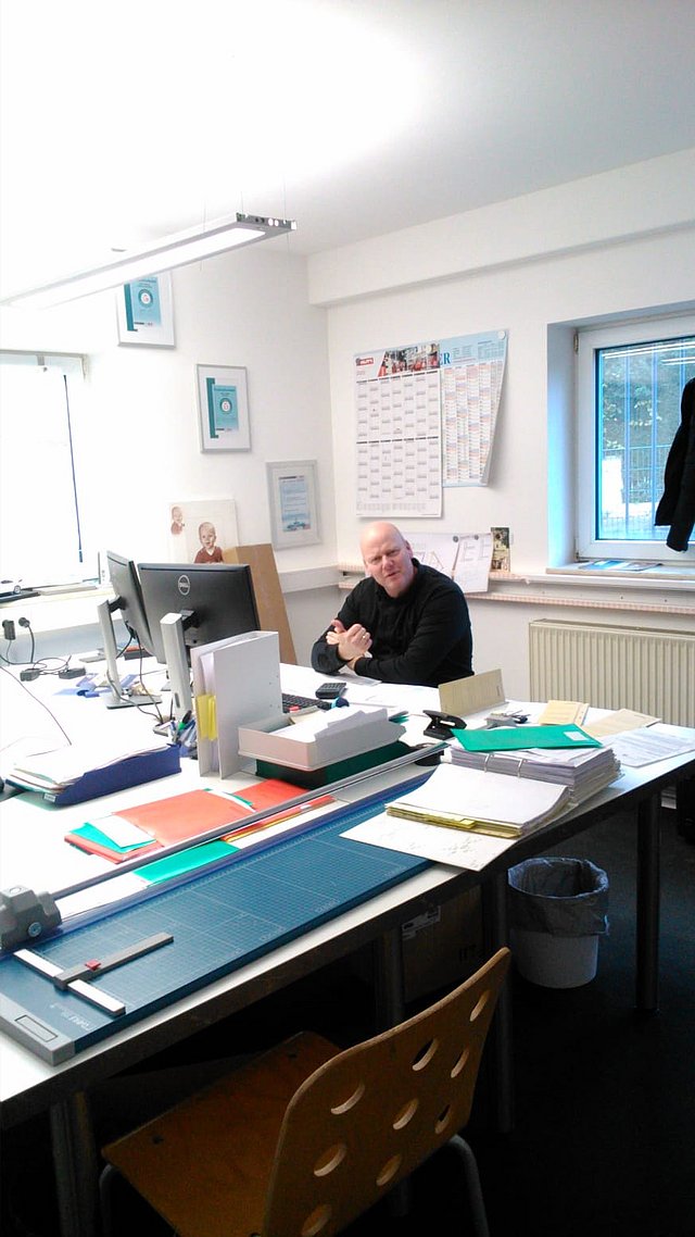 Carsten Pläsken bei der Arbeit im Büro, Papier"krieg" ohne Ende - gehört auch dazu!