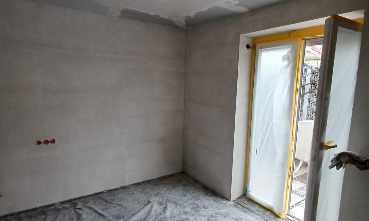 Abgeklebtes Zimmer mit glatten Wänden und abgedecktem Boden