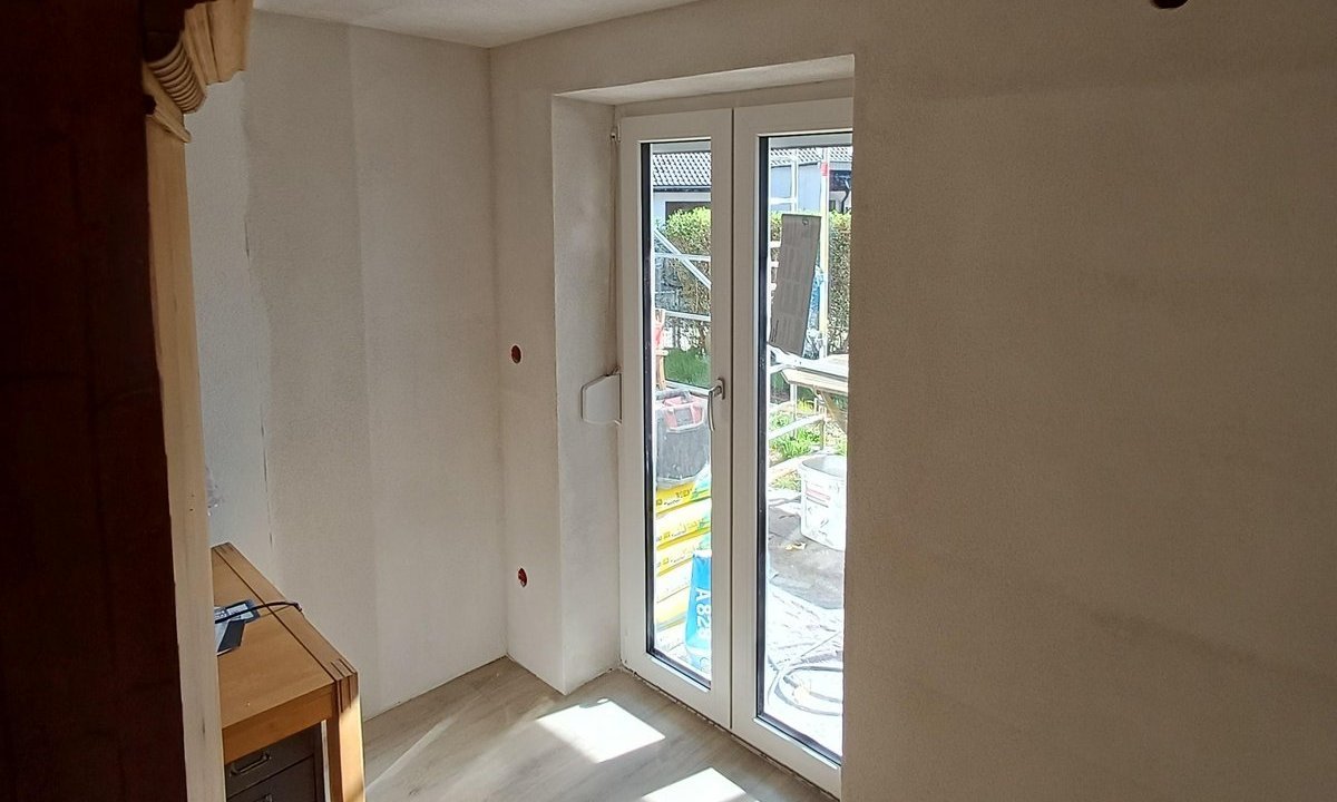 Heller Raum mit Fenstertür und großflächiger Verfärbung an der Decke
