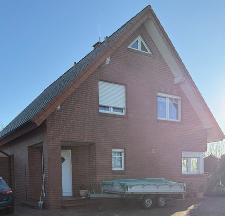 Frontansicht blauer Himmel, Sonnenschein